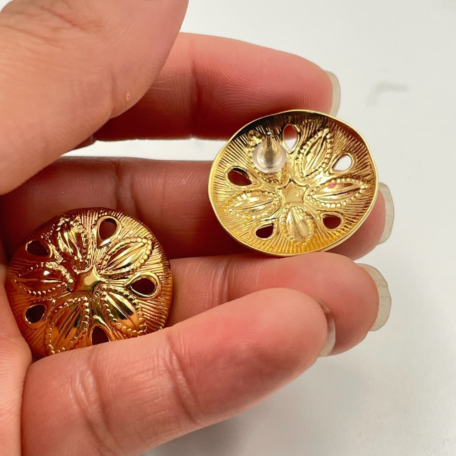 Vintage VTG Gold Tone Sand Dollar Earrings Post Back Beach Sea Life Jewelry - Thumbnail 5