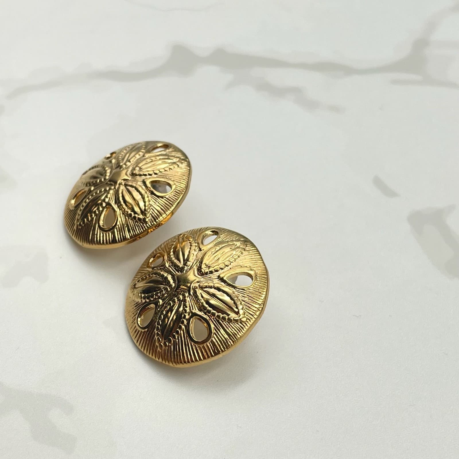 Vintage VTG Gold Tone Sand Dollar Earrings Post Back Beach Sea Life Jewelry - Thumbnail 6
