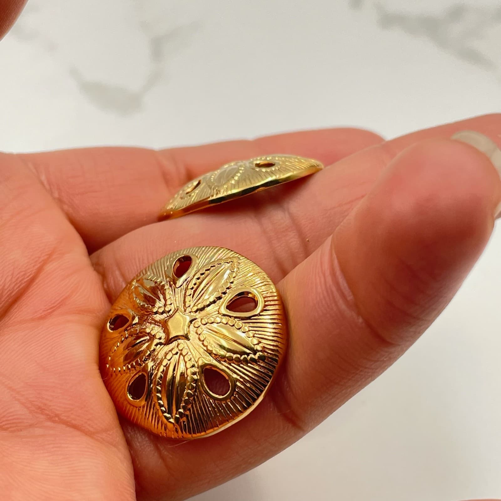 Vintage VTG Gold Tone Sand Dollar Earrings Post Back Beach Sea Life Jewelry - Thumbnail 4