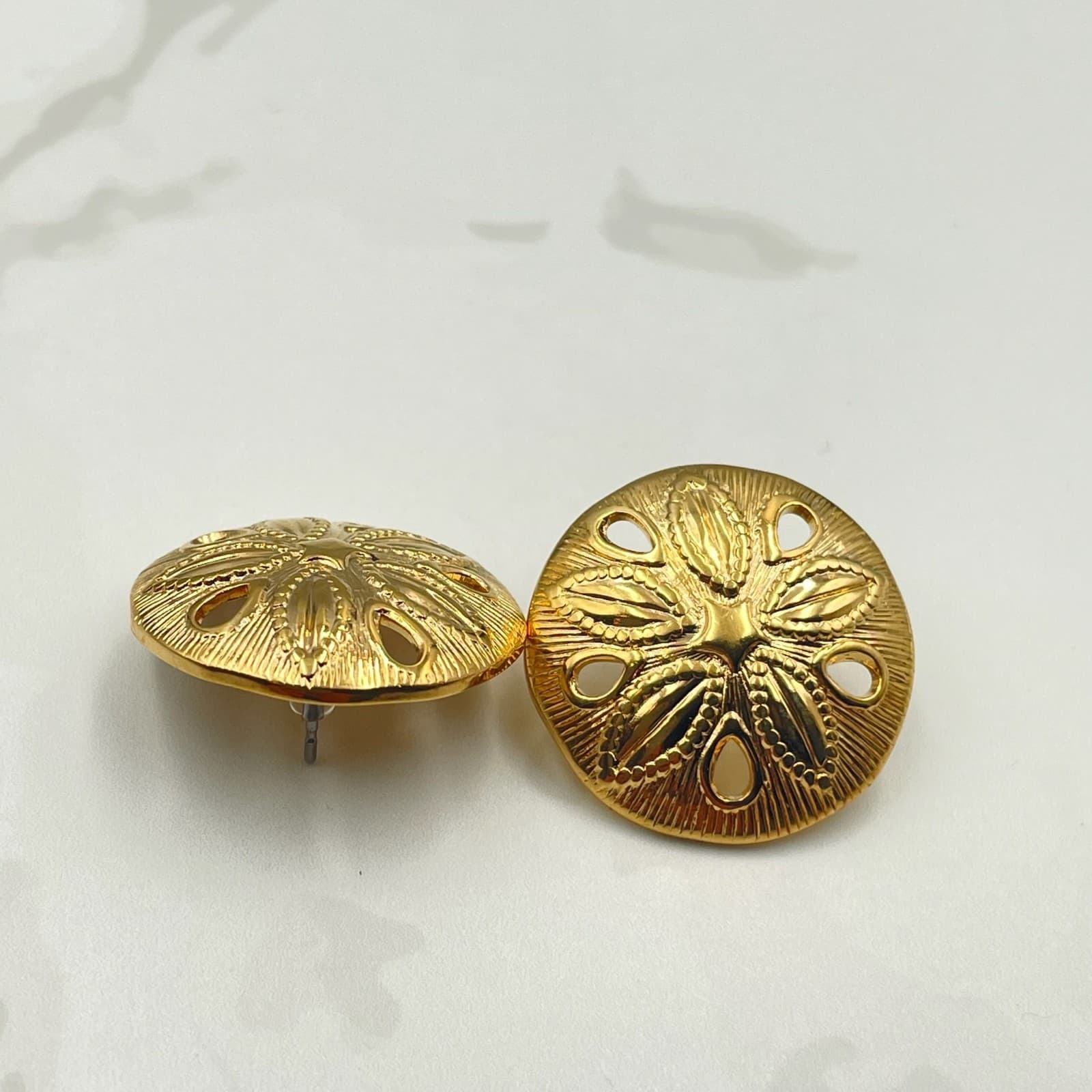Vintage VTG Gold Tone Sand Dollar Earrings Post Back Beach Sea Life Jewelry - Thumbnail 7