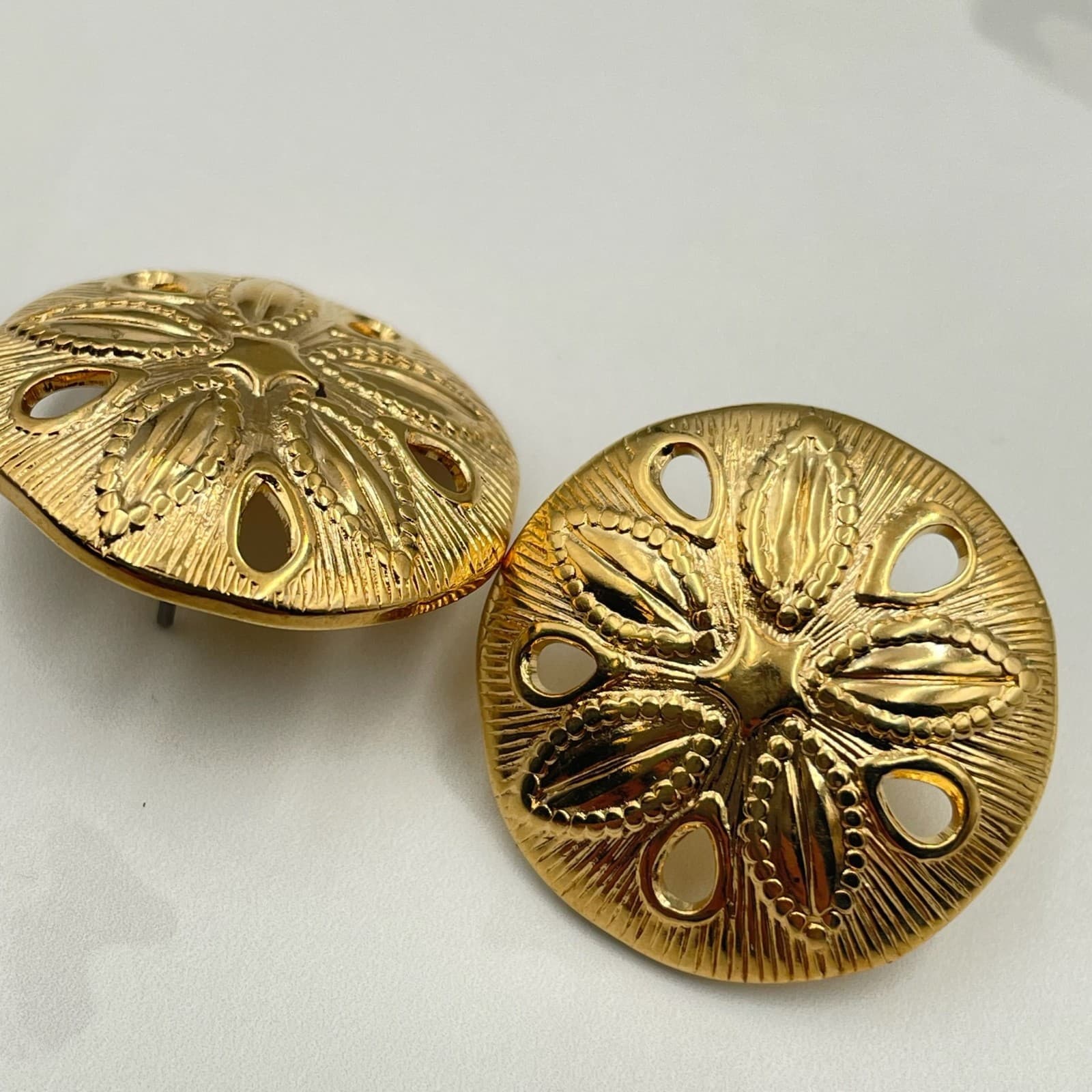Vintage VTG Gold Tone Sand Dollar Earrings Post Back Beach Sea Life Jewelry - Thumbnail 8