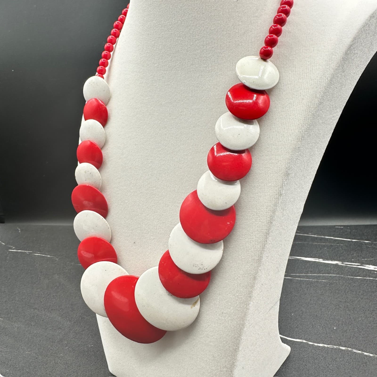 Vintage Red White Silver Lucite Plastic Overlapping Disk Beaded Necklace - Thumbnail 3