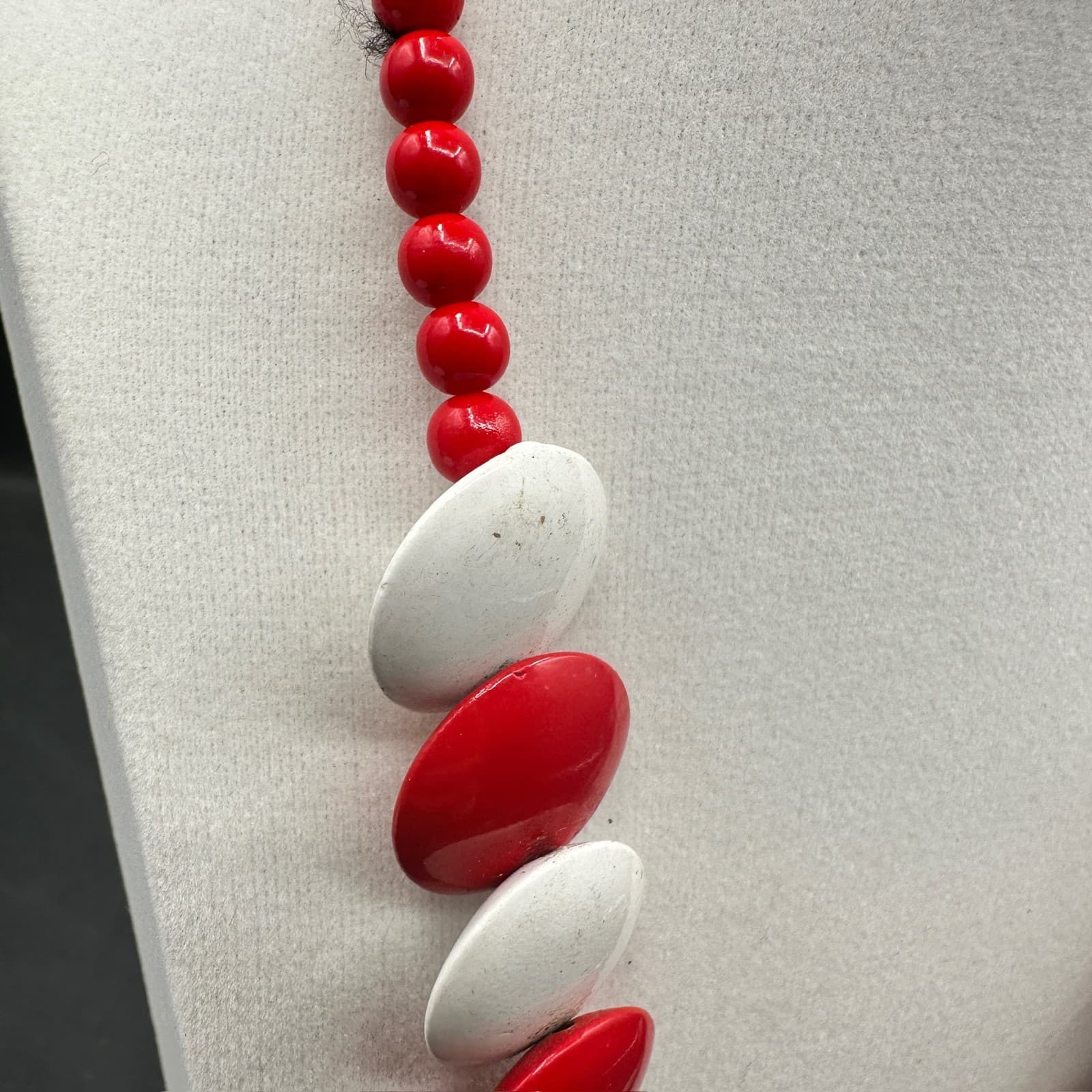 Vintage Red White Silver Lucite Plastic Overlapping Disk Beaded Necklace - Thumbnail 5