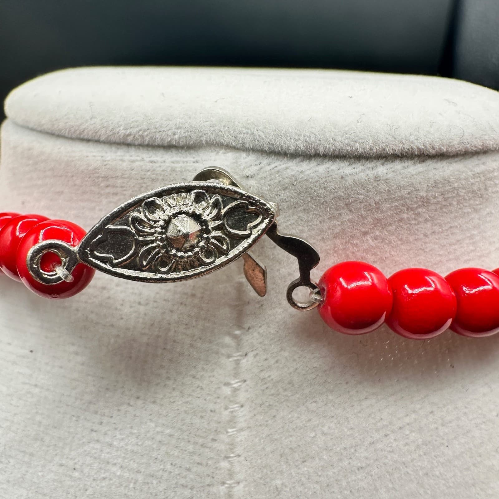 Vintage Red White Silver Lucite Plastic Overlapping Disk Beaded Necklace - Thumbnail 7