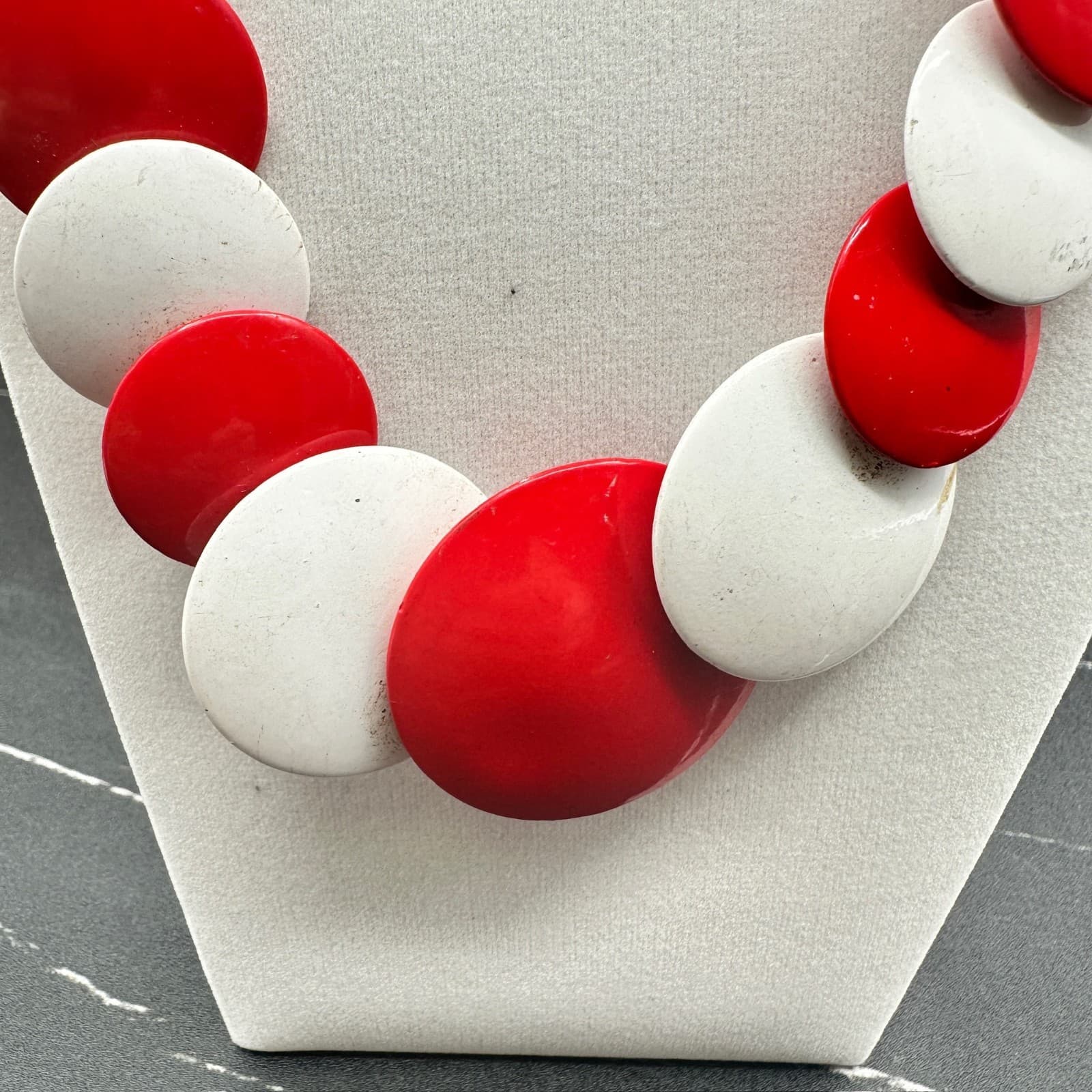 Vintage Red White Silver Lucite Plastic Overlapping Disk Beaded Necklace - Thumbnail 6