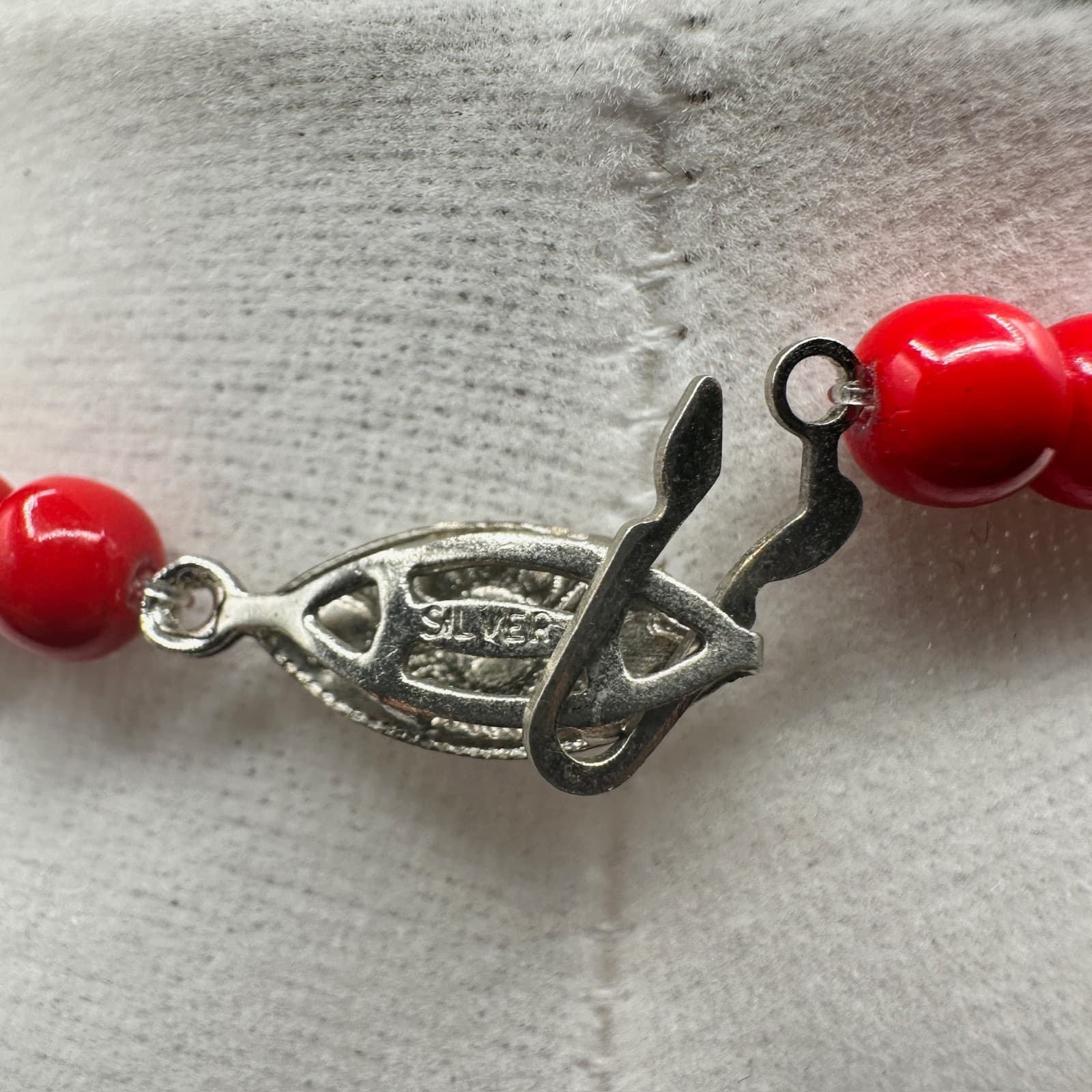 Vintage Red White Silver Lucite Plastic Overlapping Disk Beaded Necklace - Thumbnail 8