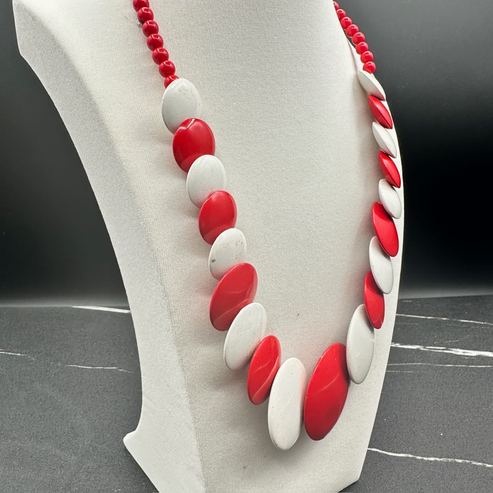 Vintage Red White Silver Lucite Plastic Overlapping Disk Beaded Necklace - Thumbnail 2