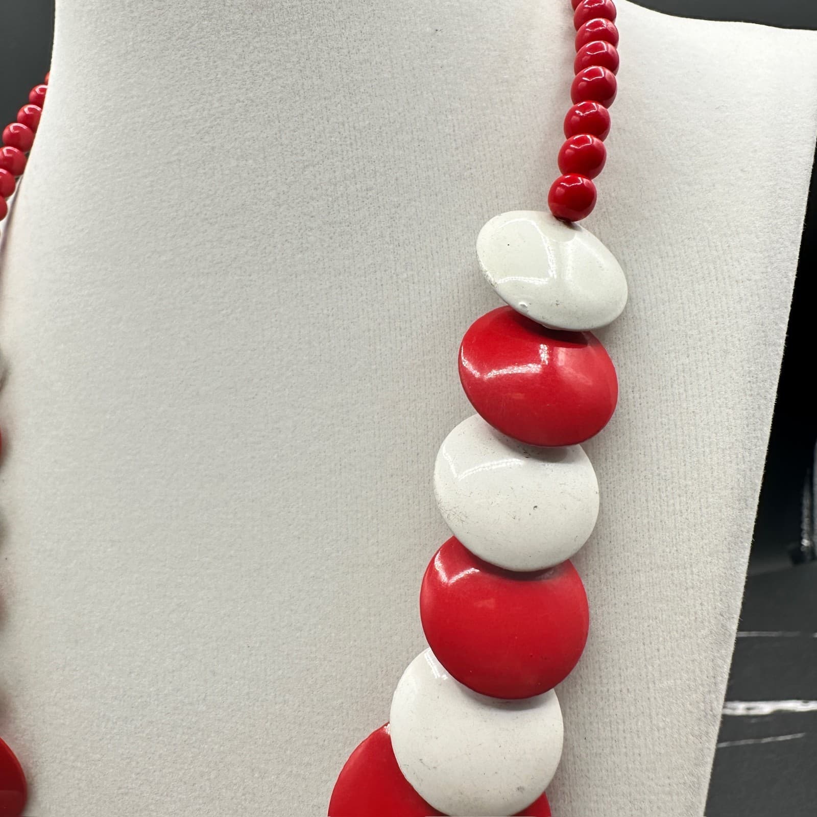 Vintage Red White Silver Lucite Plastic Overlapping Disk Beaded Necklace - Thumbnail 4