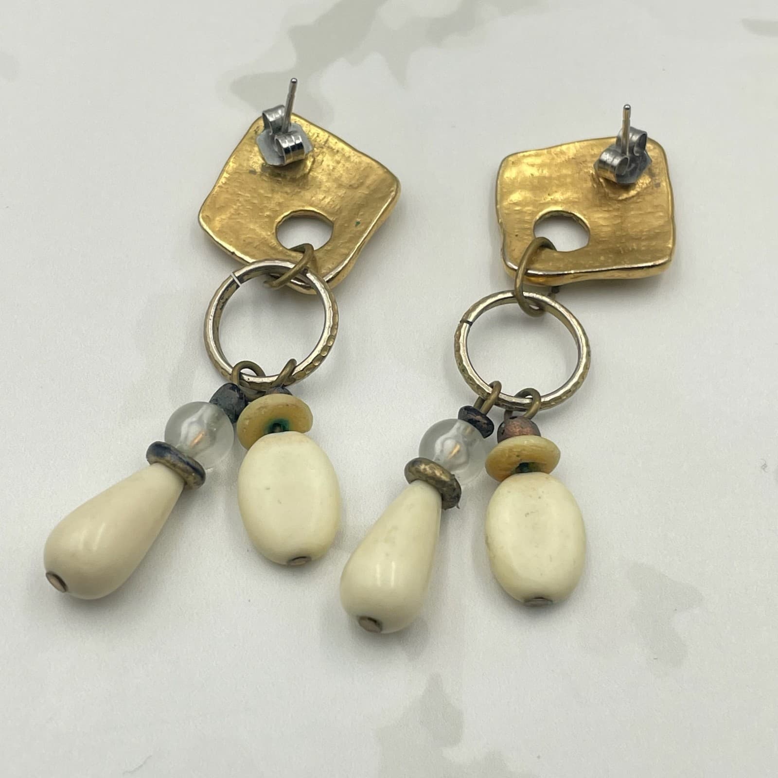 Vintage VTG Gold Tone Dangle Earrings Textured Abstract White Bead Boho Fashion - Thumbnail 6