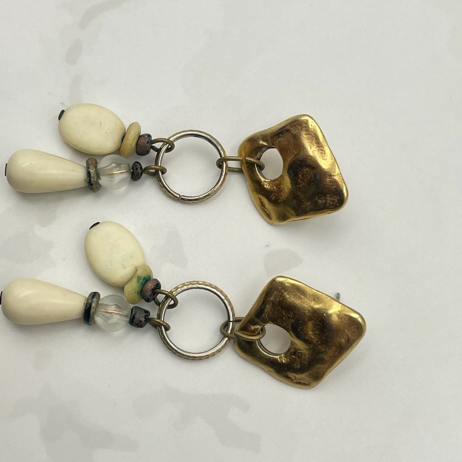 Vintage VTG Gold Tone Dangle Earrings Textured Abstract White Bead Boho Fashion - Thumbnail 4