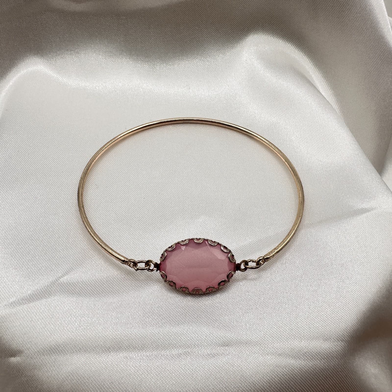 Vintage 80s Gold Tone Oval Lucite Stone Eternity Style Bangle Bracelet Jewelry - Image 1