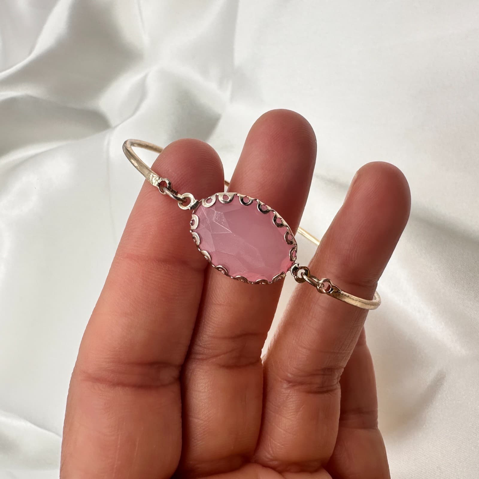 Vintage 80s Gold Tone Oval Lucite Stone Eternity Style Bangle Bracelet Jewelry - Thumbnail 5