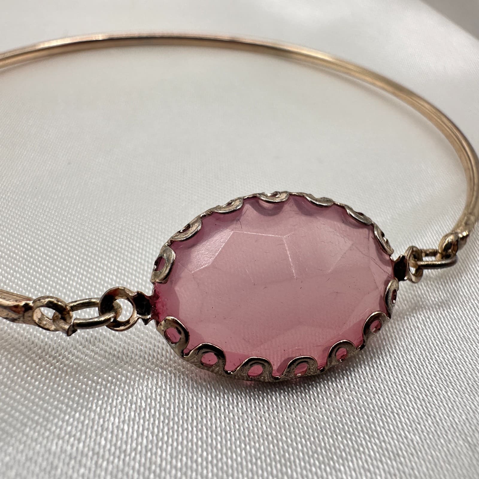 Vintage 80s Gold Tone Oval Lucite Stone Eternity Style Bangle Bracelet Jewelry - Thumbnail 4