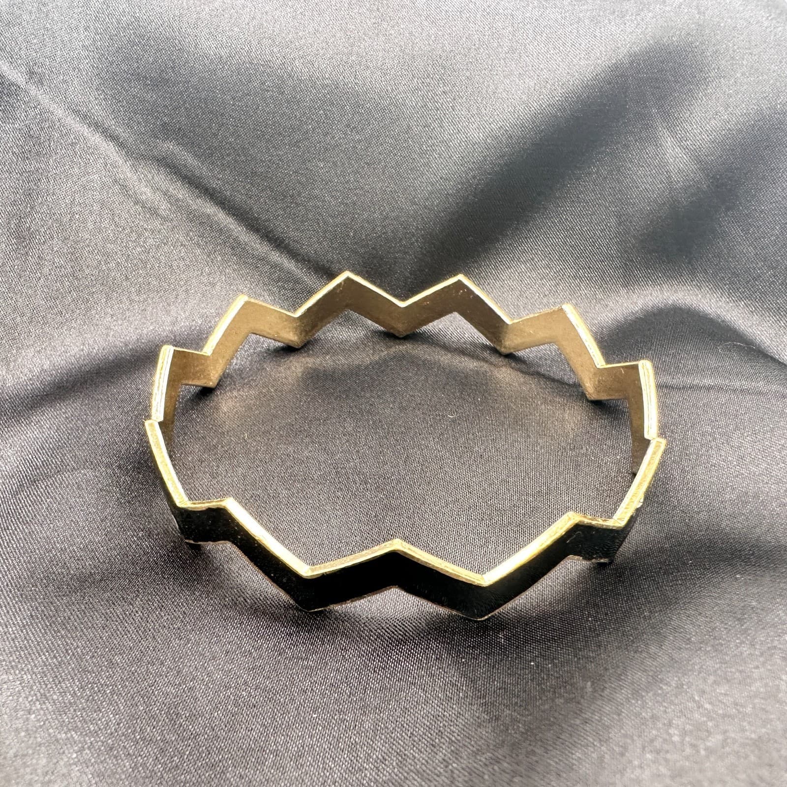 Vintage 80s Gold Tone Zig Zag Bangle Bracelet Black Enamel Geometric Mod Jewelry - Thumbnail 6