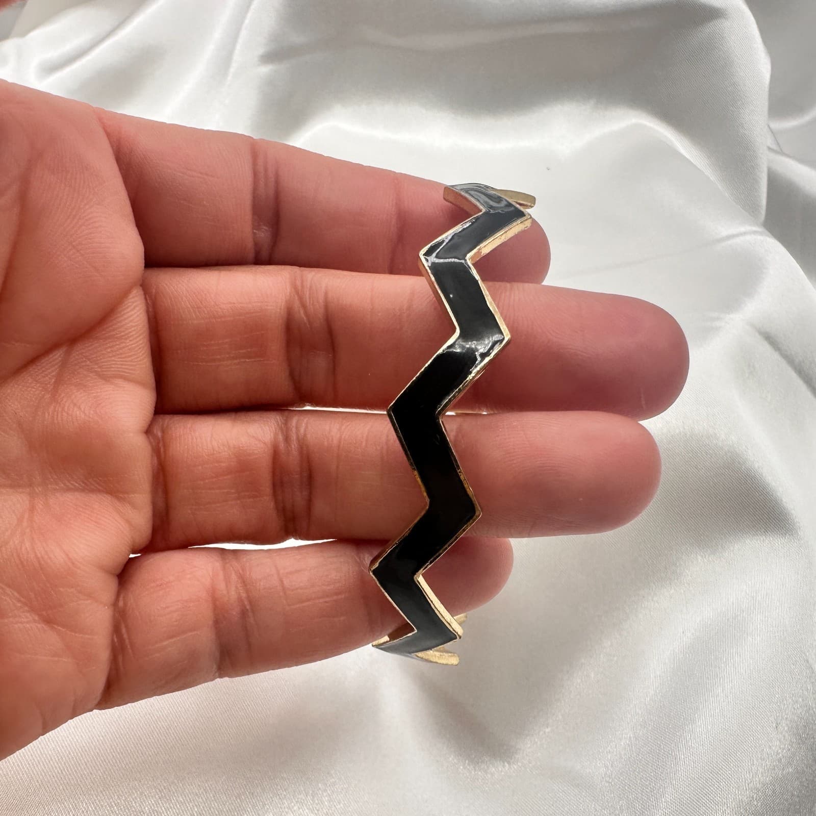 Vintage 80s Gold Tone Zig Zag Bangle Bracelet Black Enamel Geometric Mod Jewelry - Thumbnail 5