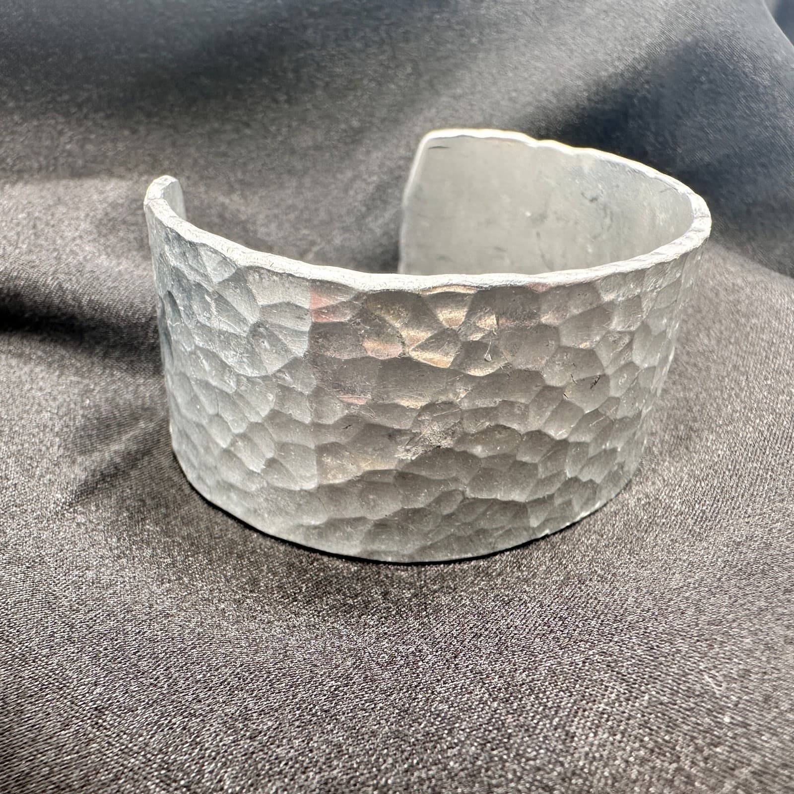 Vintage 80s Silver Tone Hammered Cuff Bangle Wide Textured Bracelet Jewelry - Thumbnail 8
