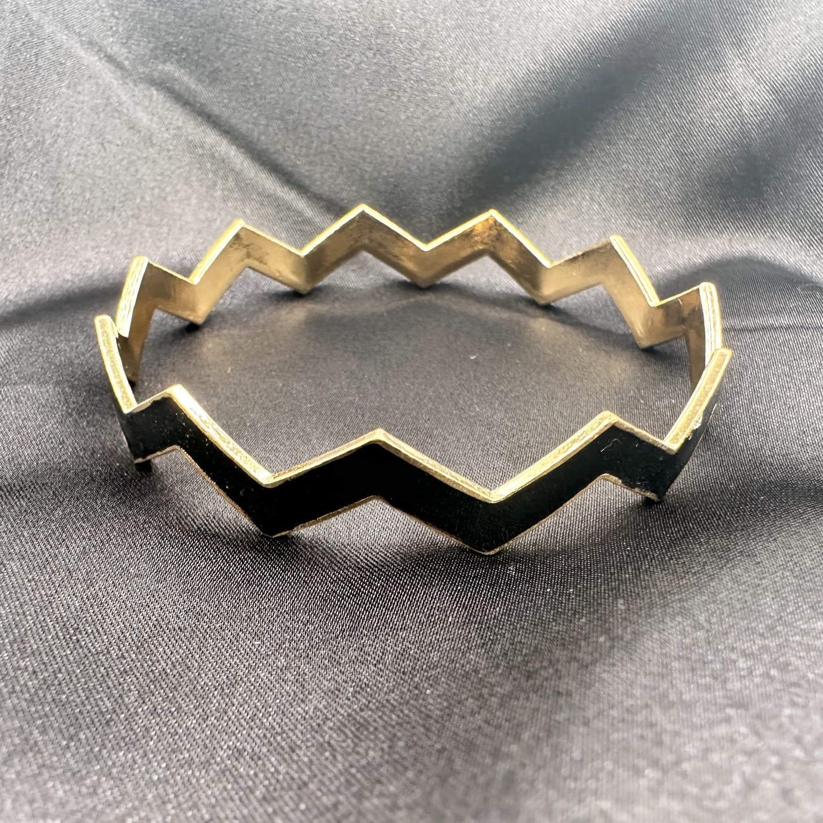 Vintage 80s Gold Tone Zig Zag Bangle Bracelet Black Enamel Geometric Mod Jewelry - Thumbnail 8