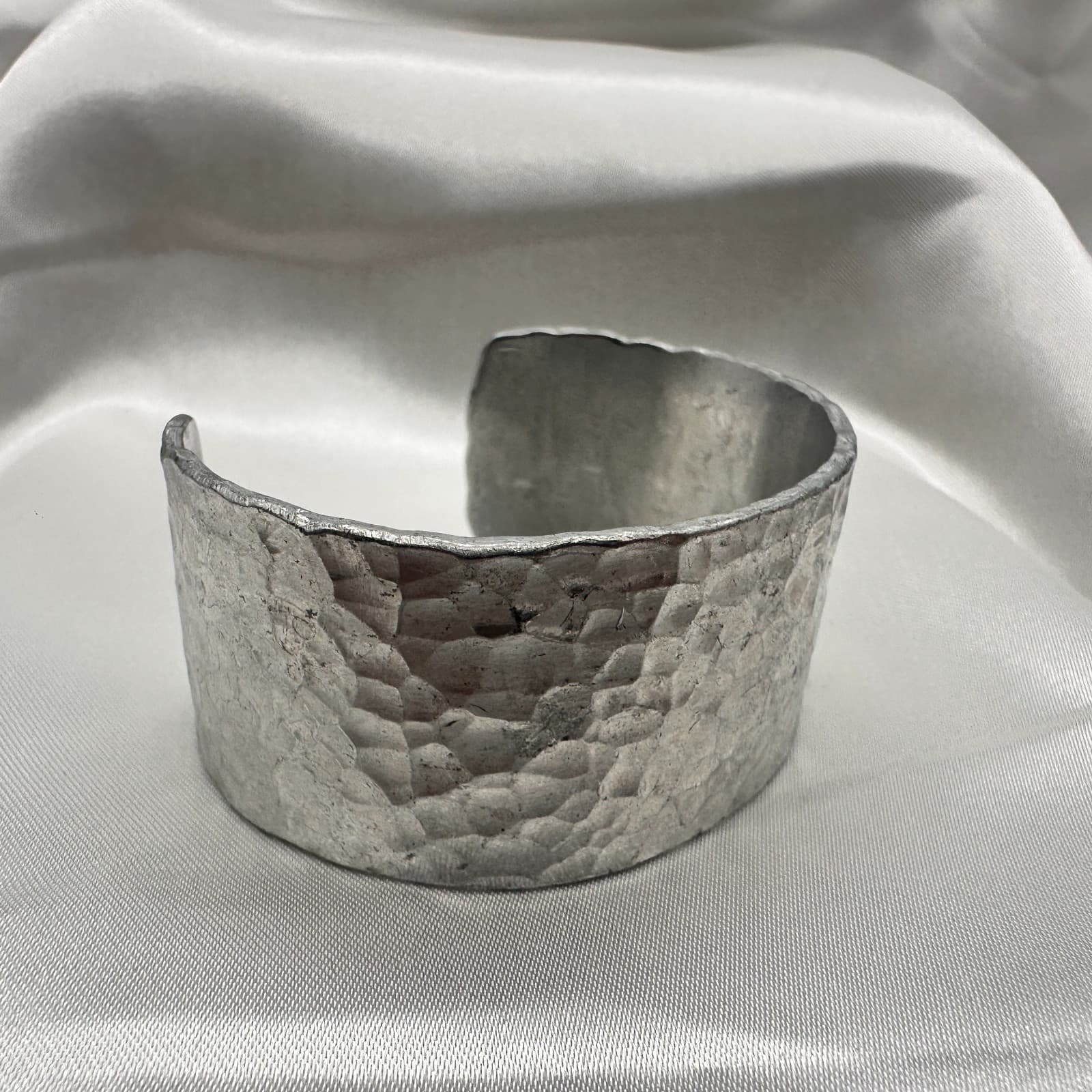 Vintage 80s Silver Tone Hammered Cuff Bangle Wide Textured Bracelet Jewelry - Thumbnail 4