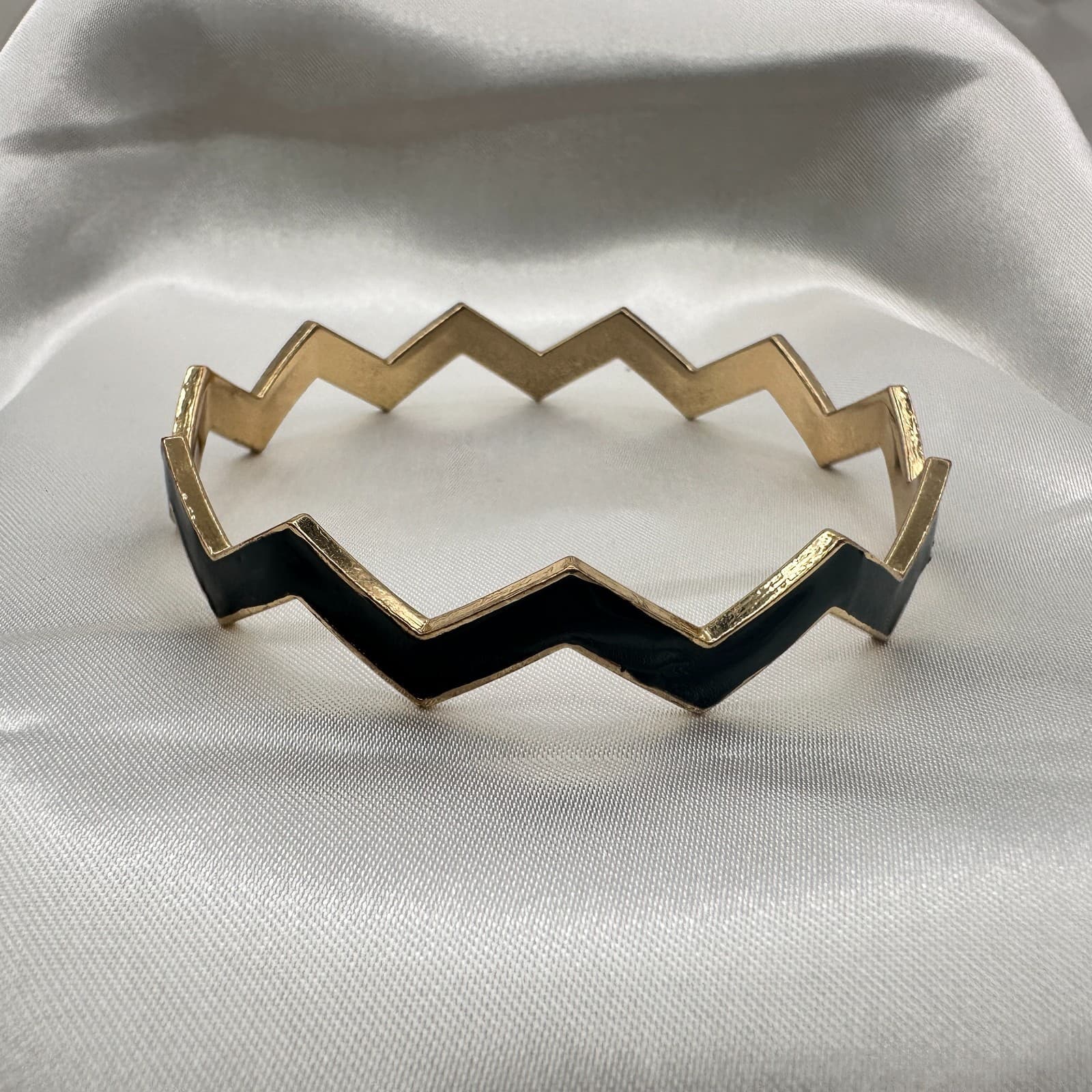 Vintage 80s Gold Tone Zig Zag Bangle Bracelet Black Enamel Geometric Mod Jewelry - Thumbnail 2