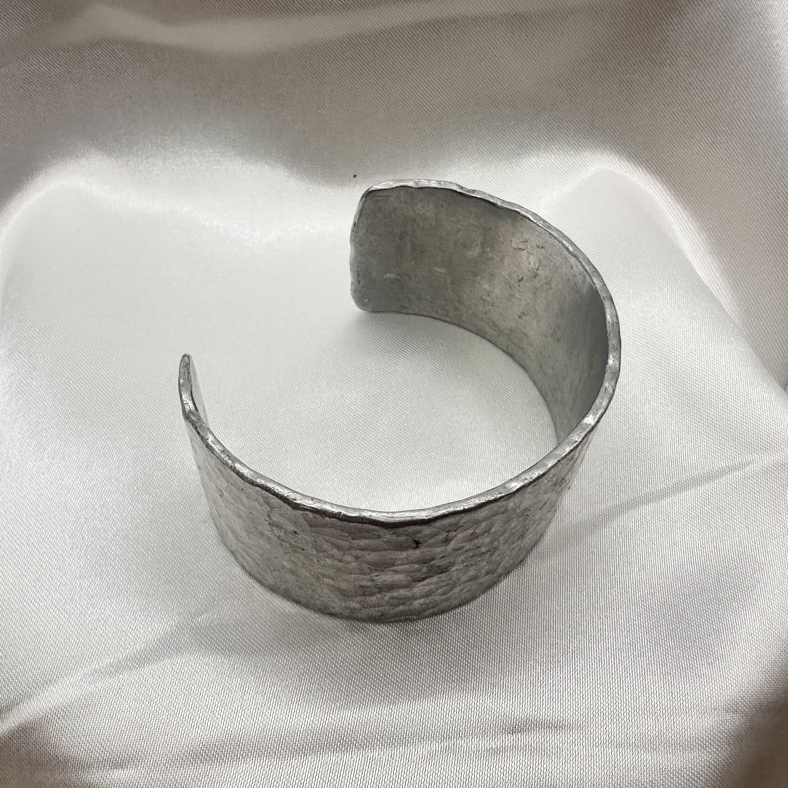 Vintage 80s Silver Tone Hammered Cuff Bangle Wide Textured Bracelet Jewelry - Thumbnail 2