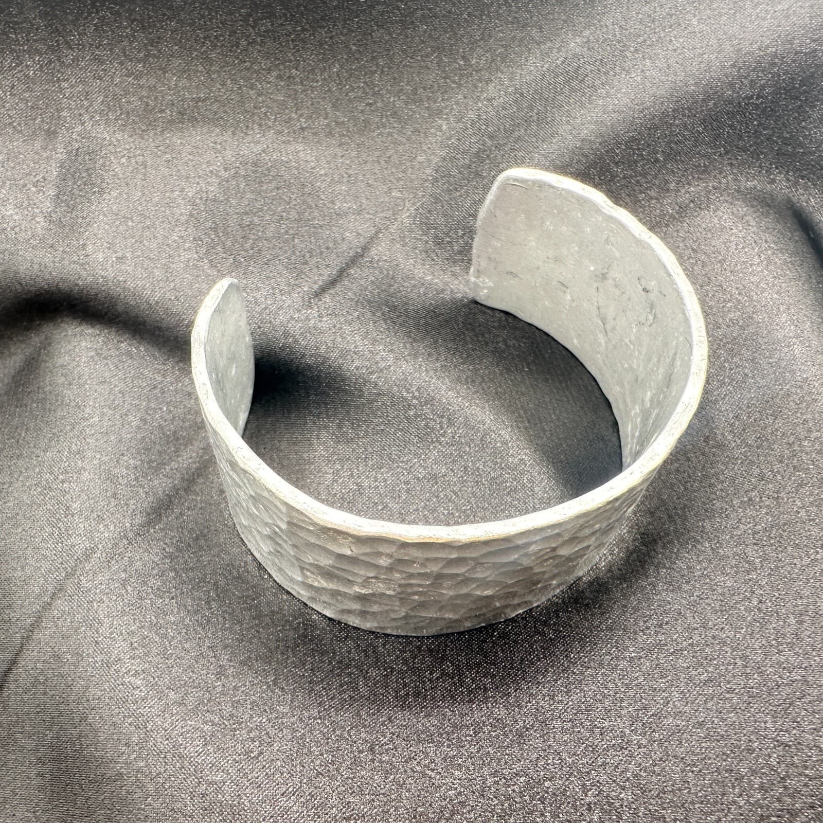 Vintage 80s Silver Tone Hammered Cuff Bangle Wide Textured Bracelet Jewelry - Thumbnail 7