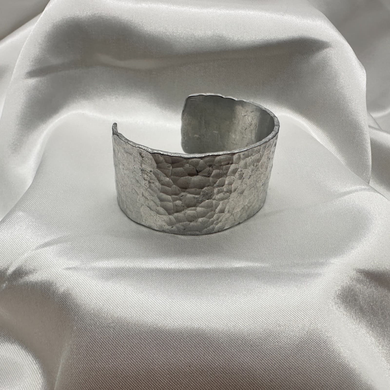 Vintage 80s Silver Tone Hammered Cuff Bangle Wide Textured Bracelet Jewelry - Thumbnail 3