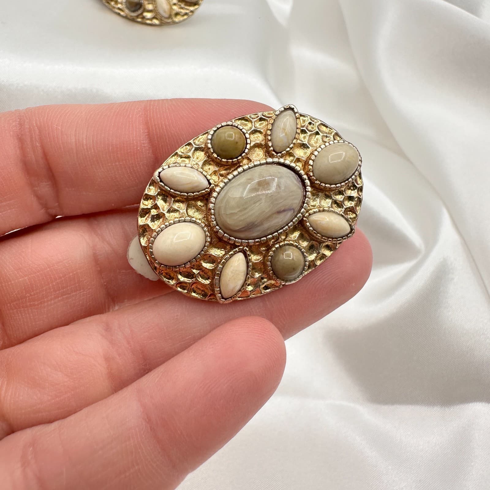 Vintage 80s Gold Tone Oval Earrings Cream Brown Marbled Glass Agate Jewelry - Thumbnail 5