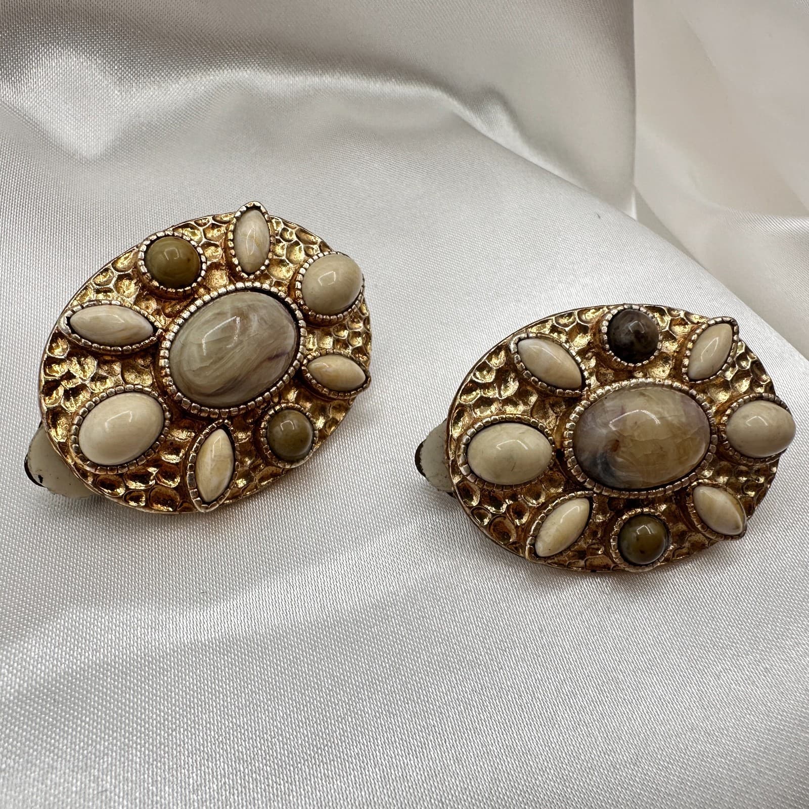 Vintage 80s Gold Tone Oval Earrings Cream Brown Marbled Glass Agate Jewelry - Thumbnail 3