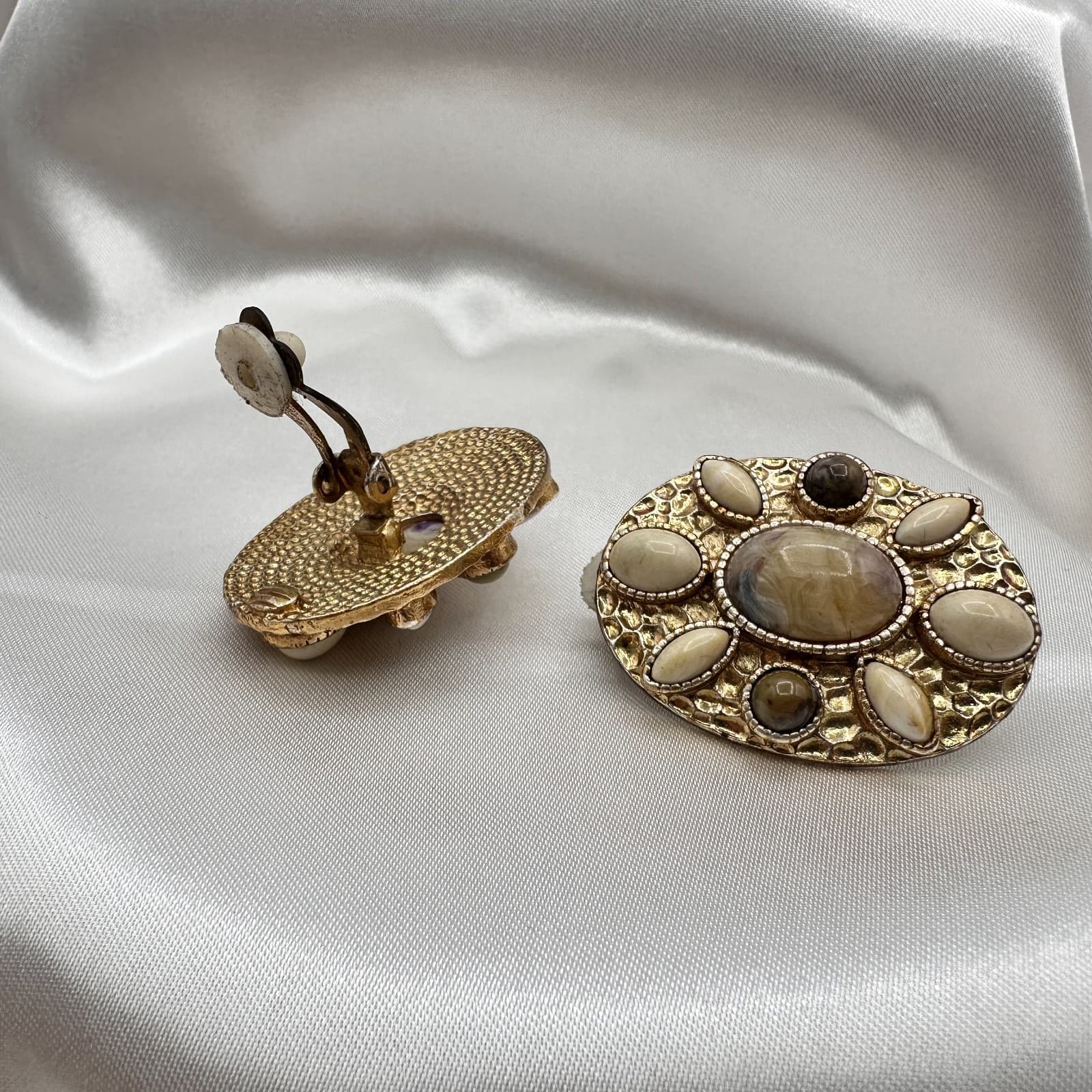 Vintage 80s Gold Tone Oval Earrings Cream Brown Marbled Glass Agate Jewelry - Thumbnail 4