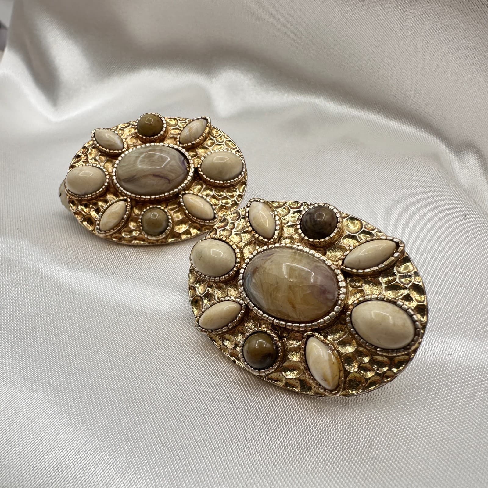 Vintage 80s Gold Tone Oval Earrings Cream Brown Marbled Glass Agate Jewelry - Thumbnail 2