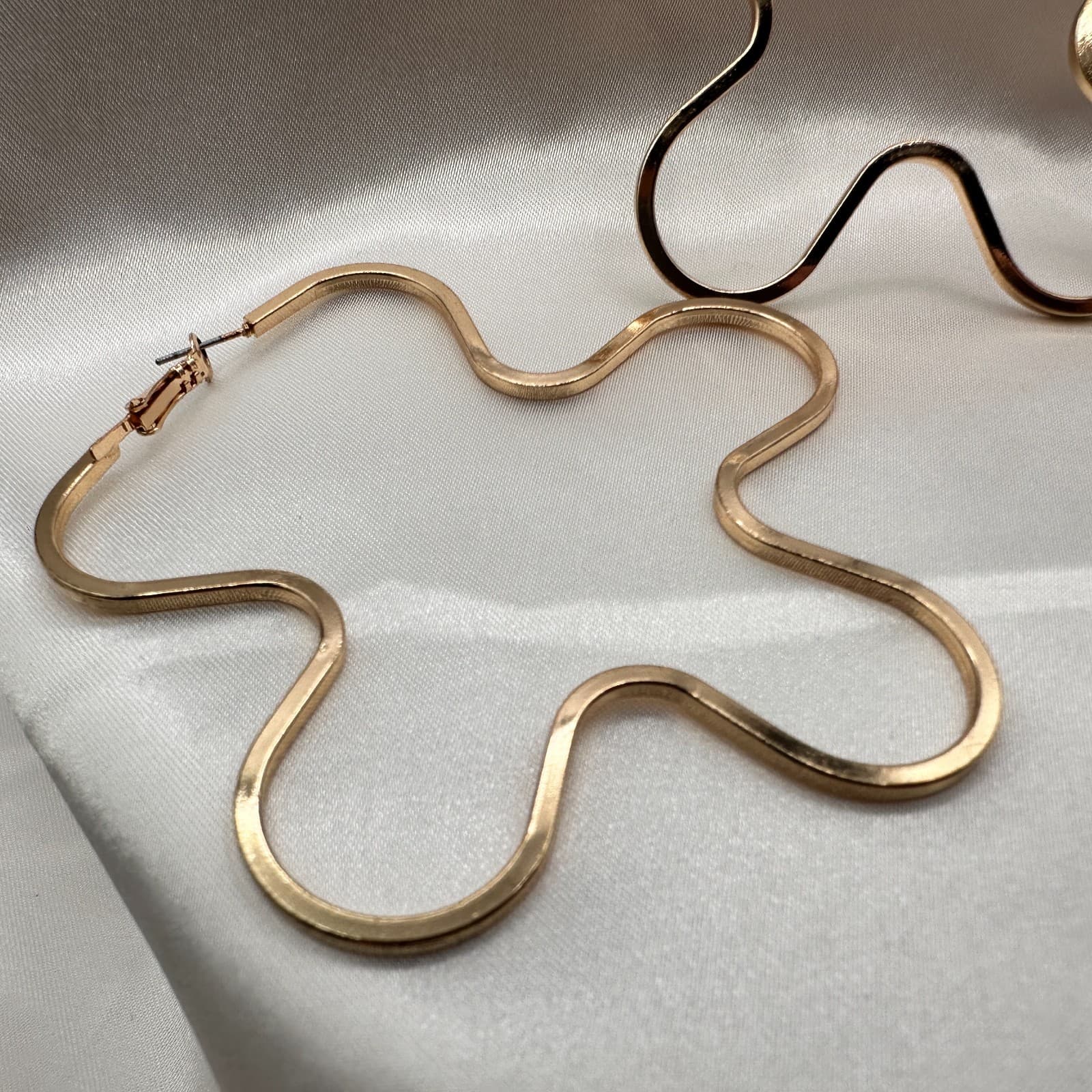 Vintage 80s Floral Wavy Gold Hoop Earrings Minimalist Groovy Statement Jewelry - Thumbnail 2