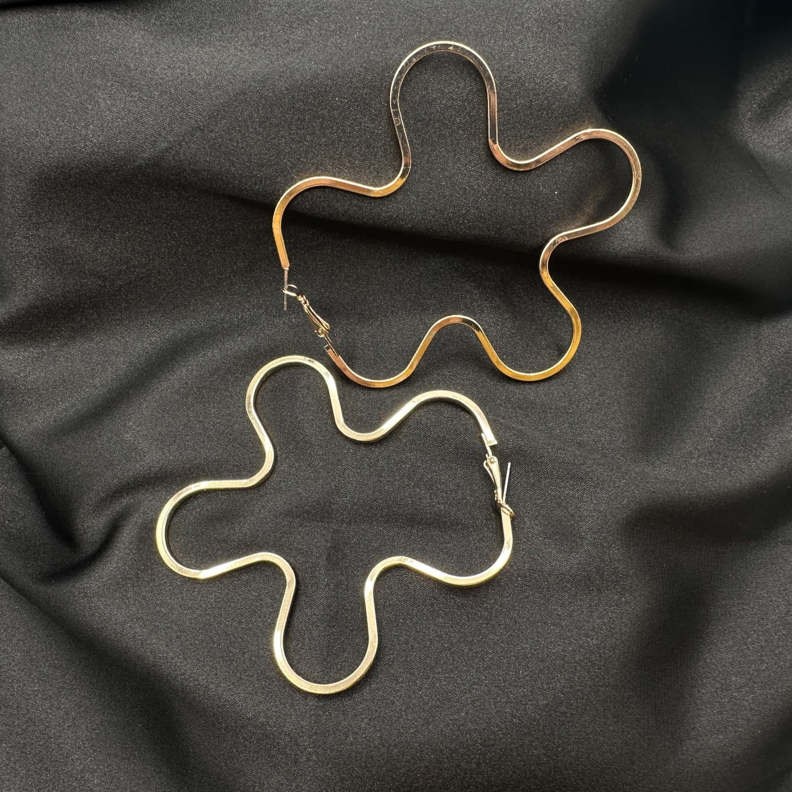 Vintage 80s Floral Wavy Gold Hoop Earrings Minimalist Groovy Statement Jewelry - Thumbnail 8