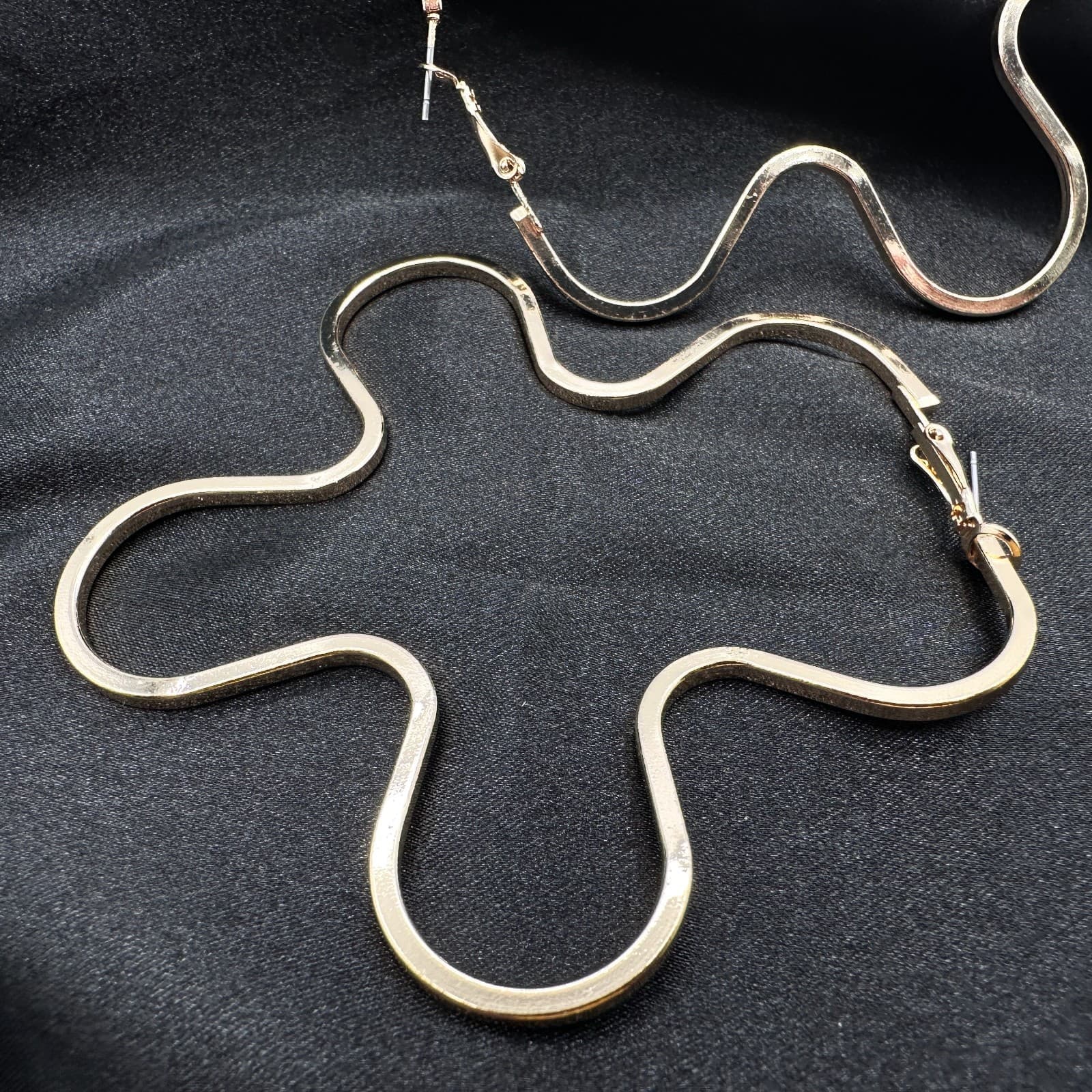 Vintage 80s Floral Wavy Gold Hoop Earrings Minimalist Groovy Statement Jewelry - Thumbnail 7