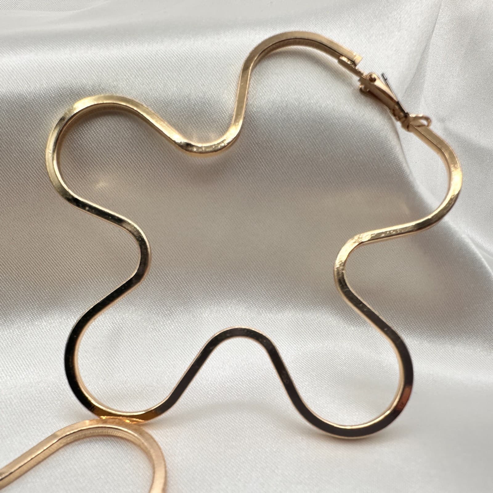 Vintage 80s Floral Wavy Gold Hoop Earrings Minimalist Groovy Statement Jewelry - Thumbnail 3