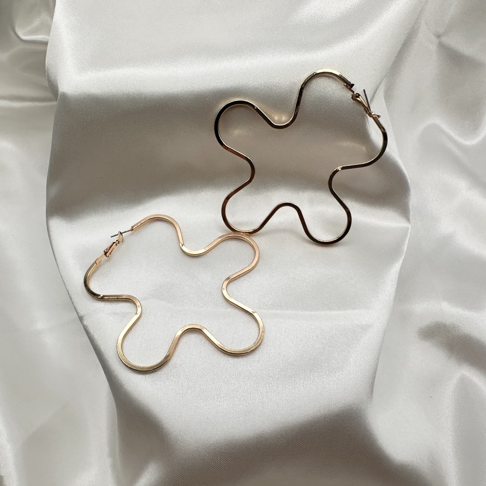 Vintage 80s Floral Wavy Gold Hoop Earrings Minimalist Groovy Statement Jewelry - Thumbnail 4