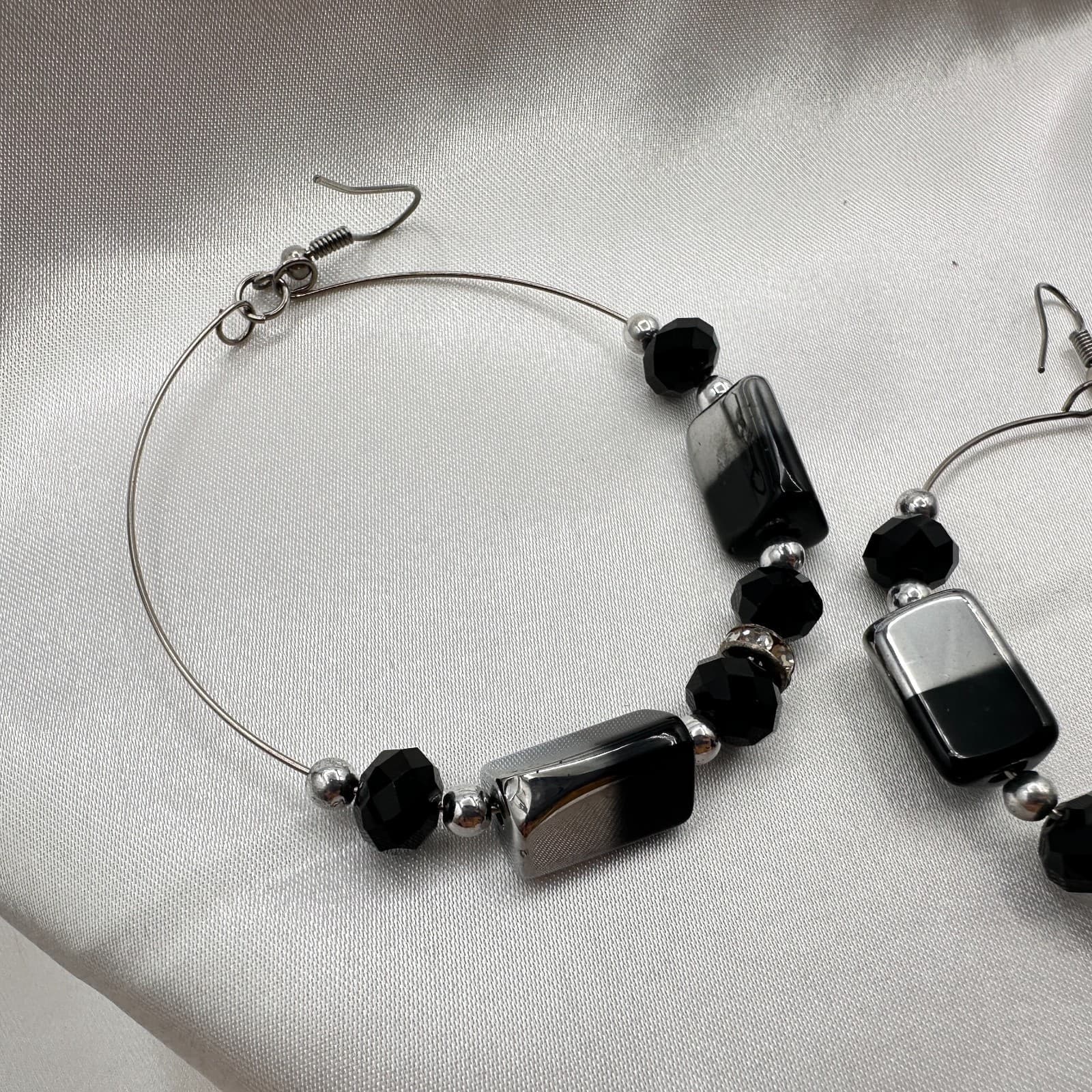 Vintage 80s Silver Tone Large Hoop Earrings Black Agate Glass Beaded Jewelry - Thumbnail 3