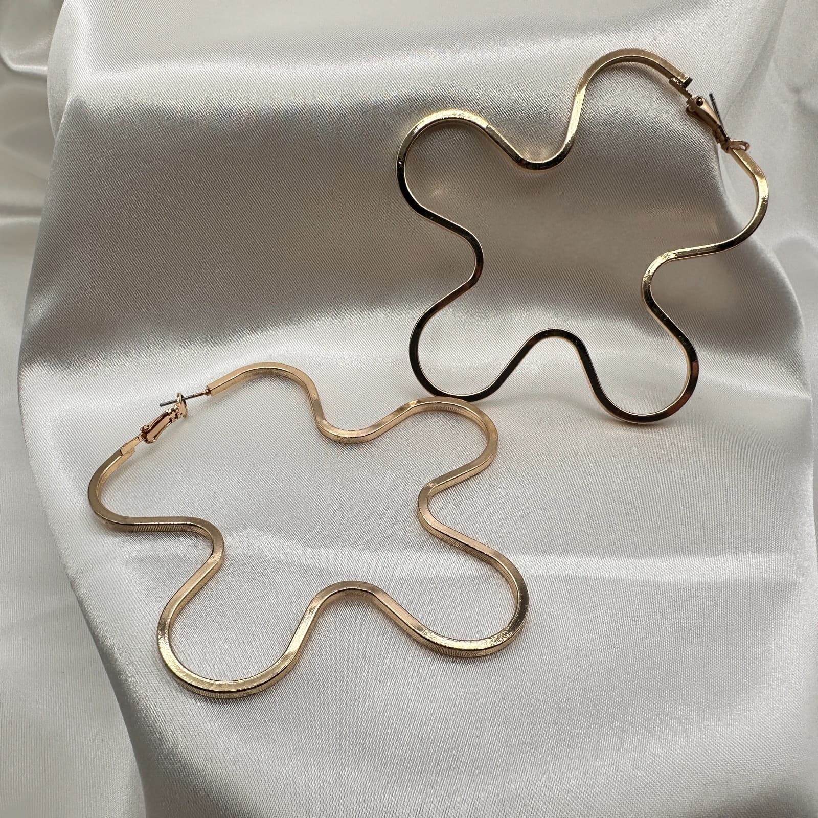 Vintage 80s Floral Wavy Gold Hoop Earrings Minimalist Groovy Statement Jewelry - Image 1