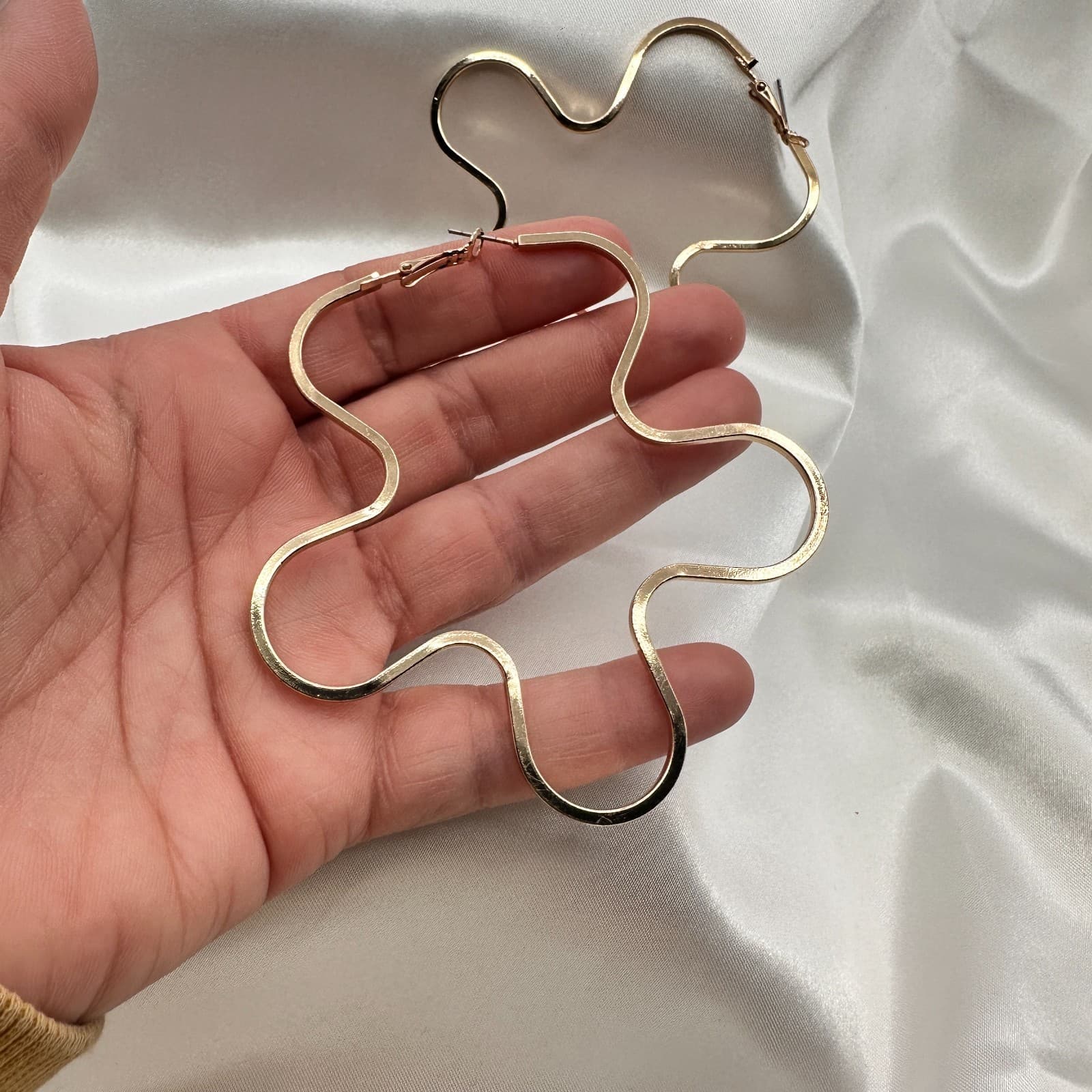 Vintage 80s Floral Wavy Gold Hoop Earrings Minimalist Groovy Statement Jewelry - Thumbnail 5