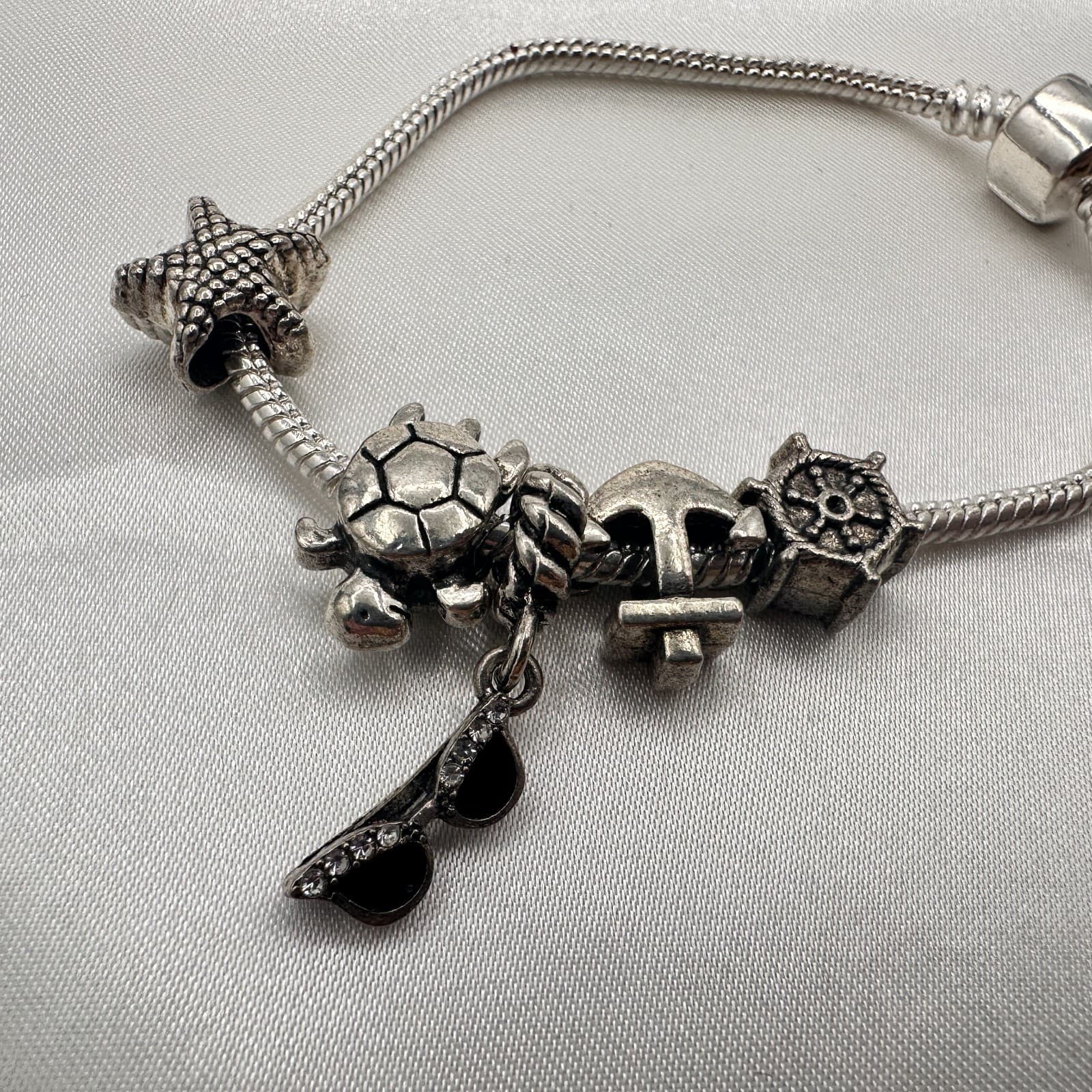 Vintage 80s Beach Charm Bracelet Silver Tone Starfish Turtle Ship Wheel Jewelry - Thumbnail 3
