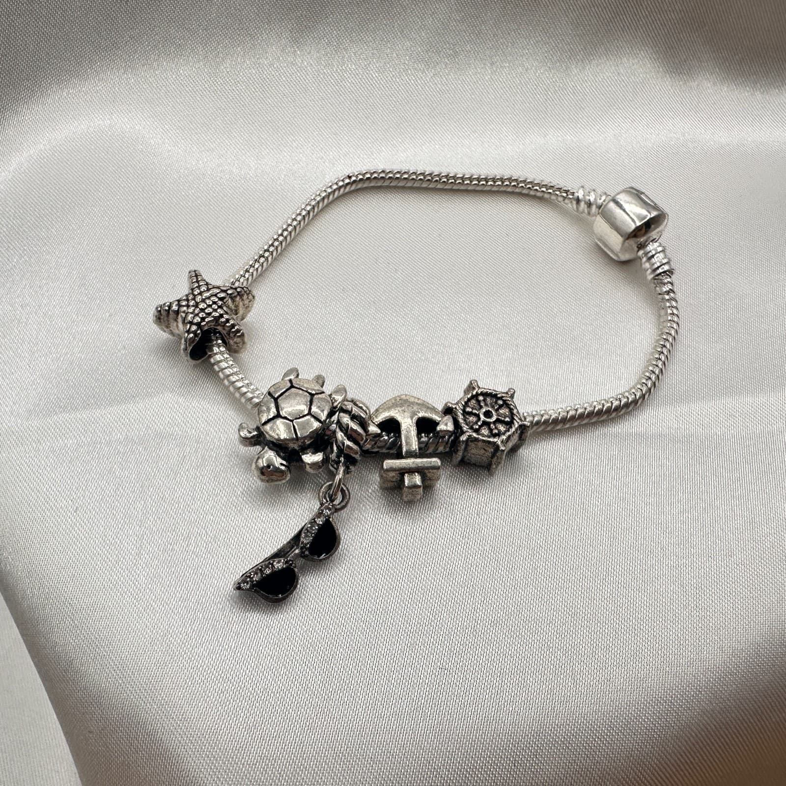 Vintage 80s Beach Charm Bracelet Silver Tone Starfish Turtle Ship Wheel Jewelry - Thumbnail 4