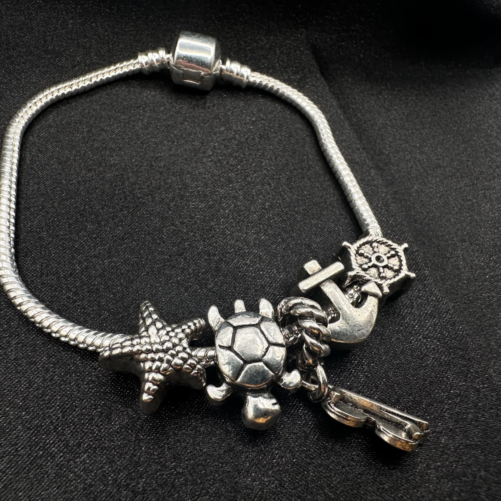 Vintage 80s Beach Charm Bracelet Silver Tone Starfish Turtle Ship Wheel Jewelry - Thumbnail 9