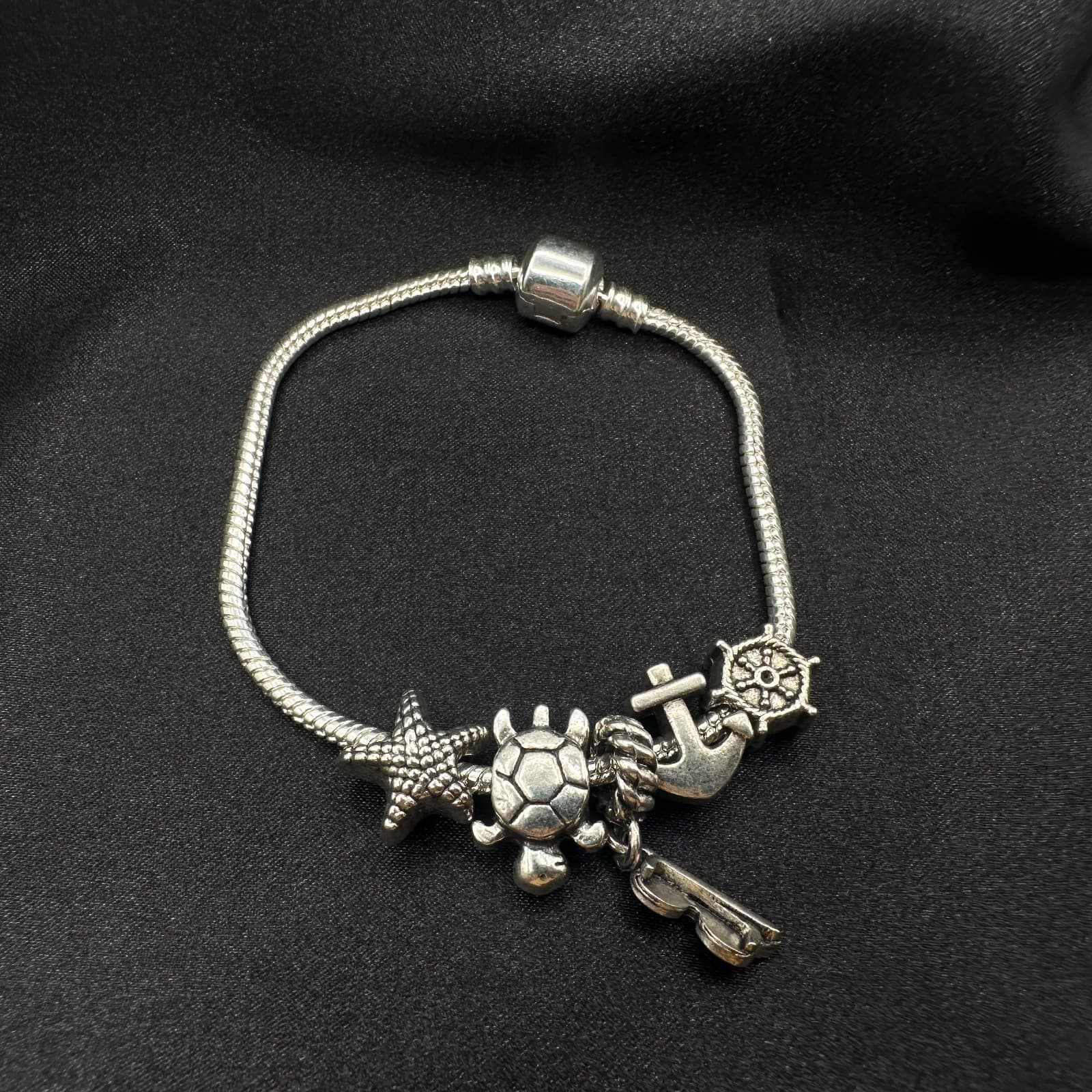 Vintage 80s Beach Charm Bracelet Silver Tone Starfish Turtle Ship Wheel Jewelry - Thumbnail 7