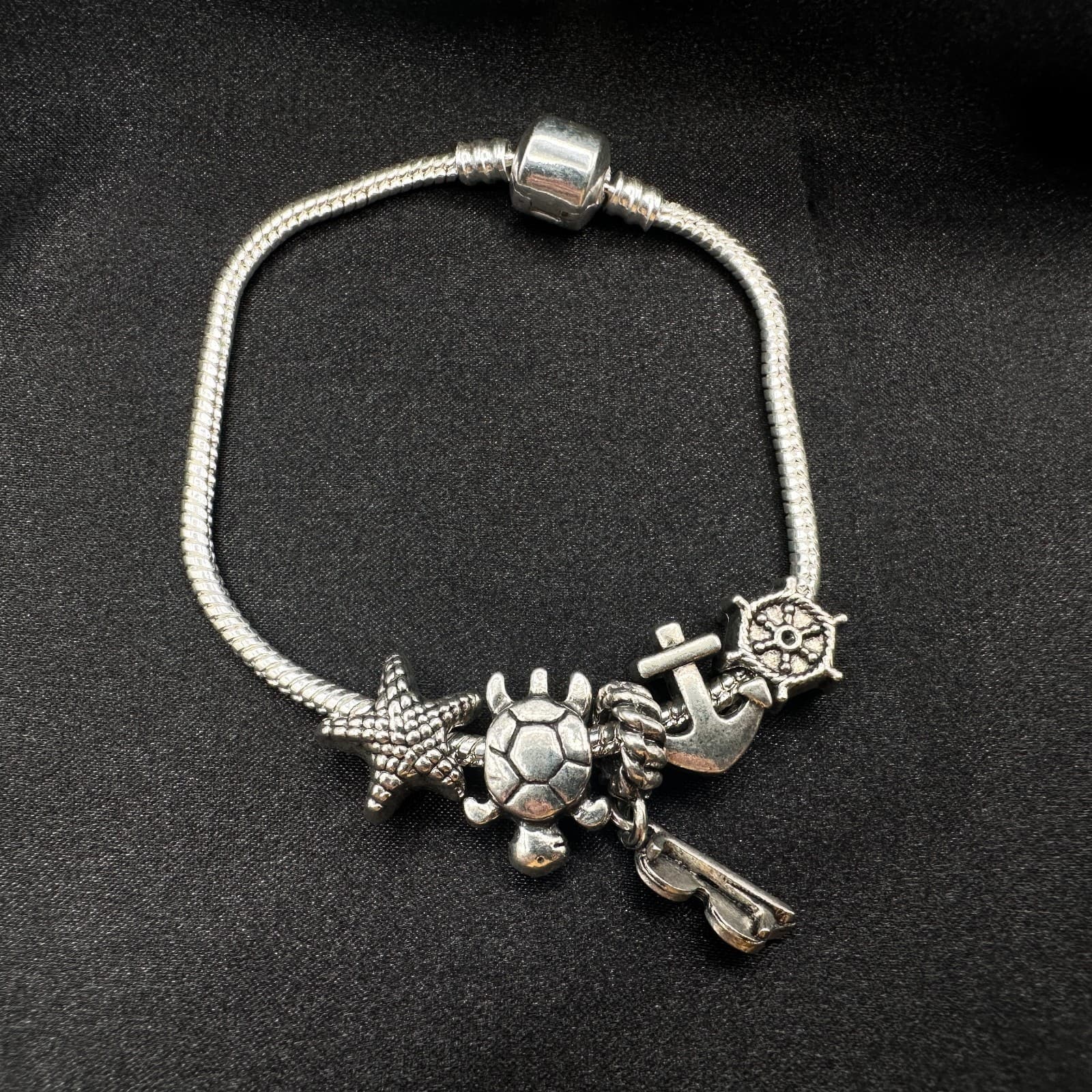 Vintage 80s Beach Charm Bracelet Silver Tone Starfish Turtle Ship Wheel Jewelry - Thumbnail 8