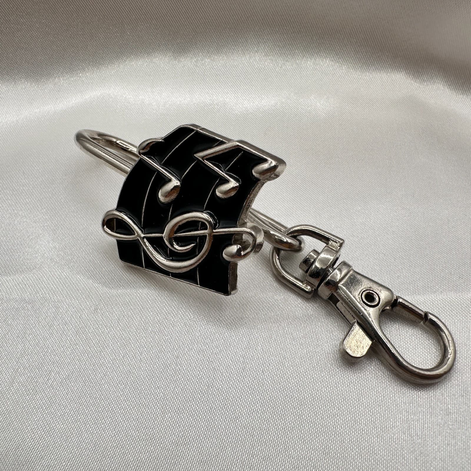 Vintage 80s Musical Note Treble Clef Black Enamel Silver Tone Key Finder Jewelry - Thumbnail 2