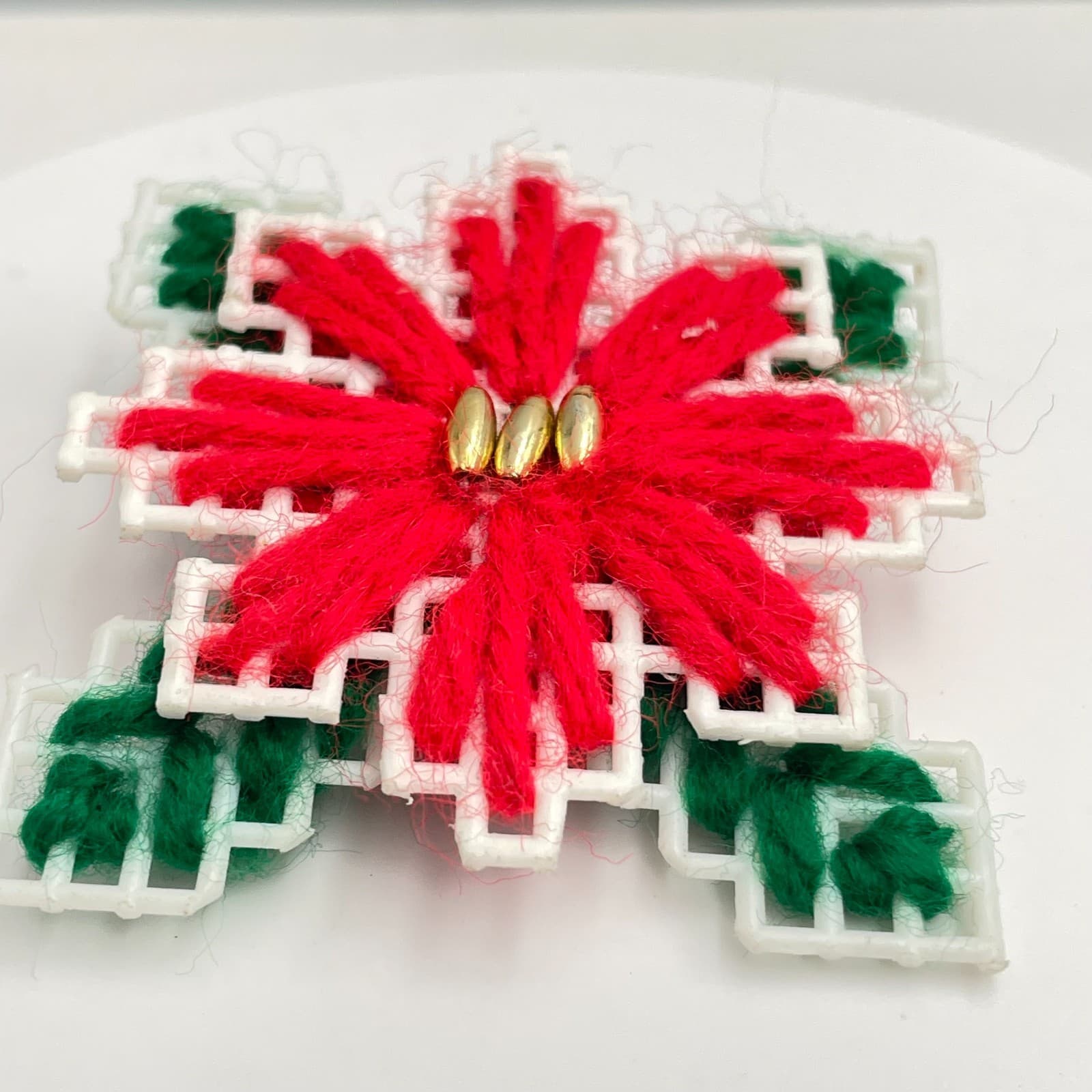 Vintage 90s Plastic Canvas Yarn Christmas Poinsettia Brooch Pin Women's Jewelry - Thumbnail 2