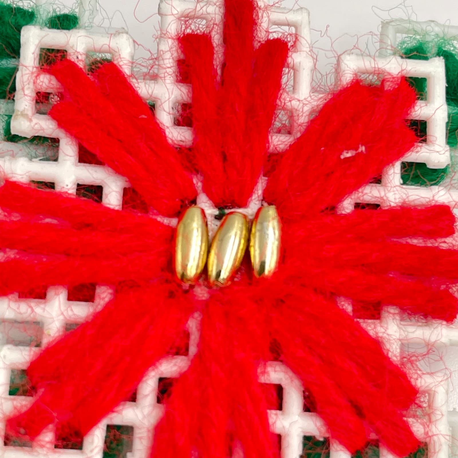 Vintage 90s Plastic Canvas Yarn Christmas Poinsettia Brooch Pin Women's Jewelry - Thumbnail 3