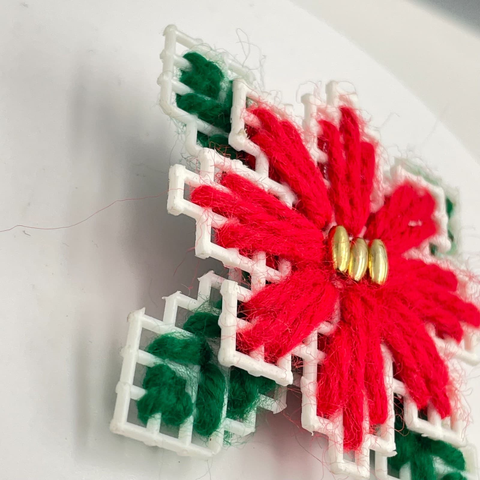 Vintage 90s Plastic Canvas Yarn Christmas Poinsettia Brooch Pin Women's Jewelry - Thumbnail 4