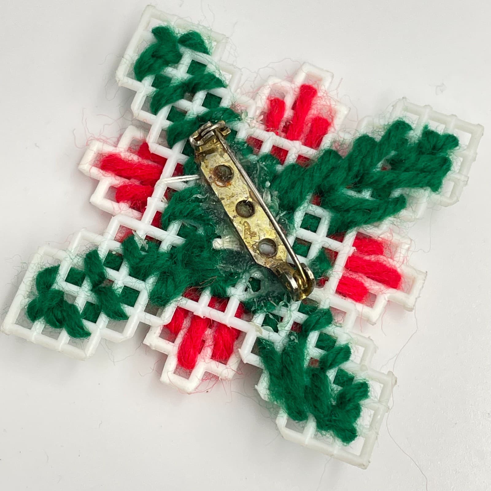 Vintage 90s Plastic Canvas Yarn Christmas Poinsettia Brooch Pin Women's Jewelry - Thumbnail 5