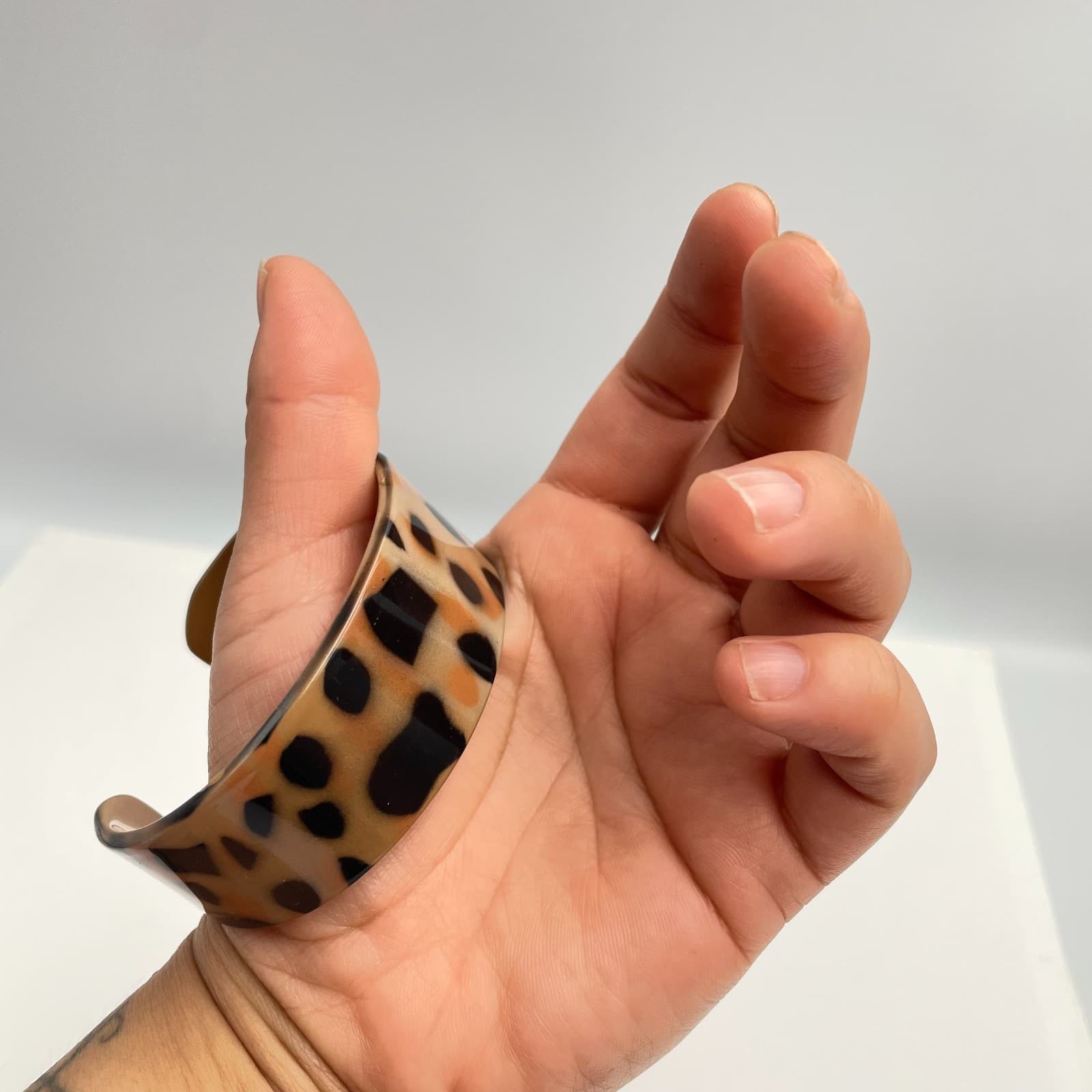 Vintage 80s Tortoise Acrylic Cuff Bracelet Brown Leopard Print Bangle Jewelry - Thumbnail 5