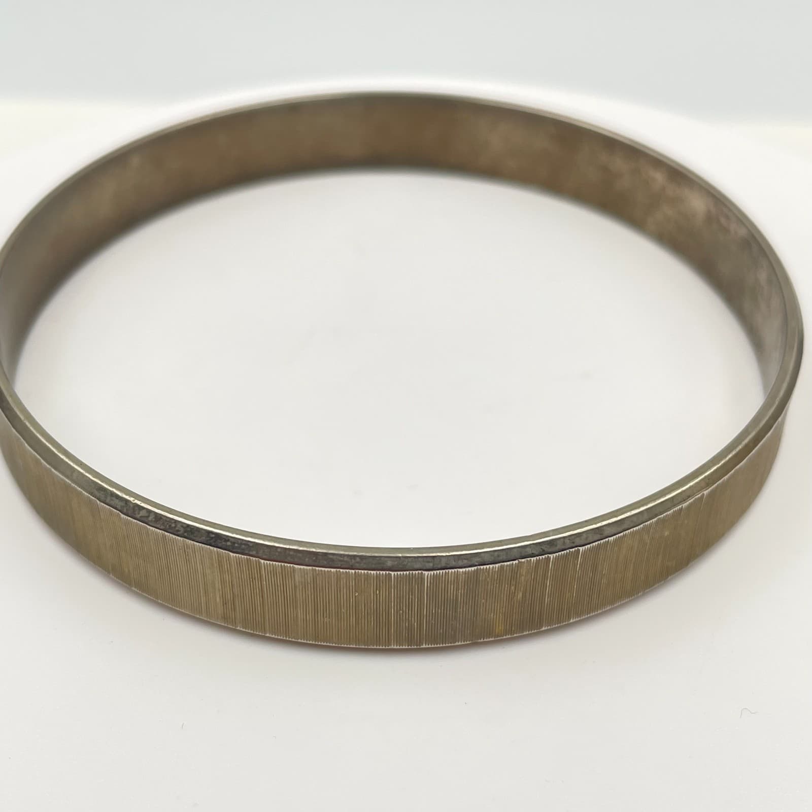 Vintage 90s Silver Tone Textured Bangle Etched Vertical Line Pattern Jewelry - Thumbnail 2
